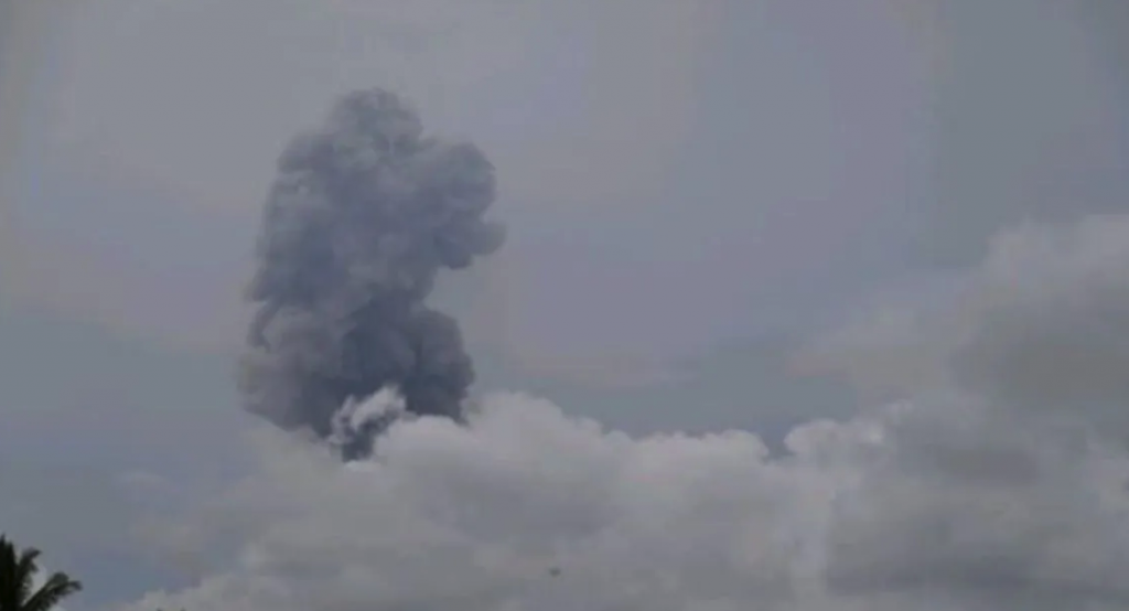 Abu vulkanik erupsi Gunung Ibu membumbung ke udara di Pulau Halmahera, Maluku Utara, Jumat (2/8/2024) (Badan Geologi)