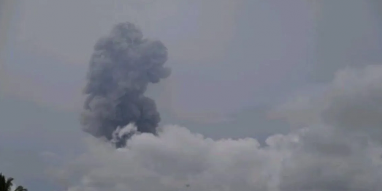Abu vulkanik erupsi Gunung Ibu membumbung ke udara di Pulau Halmahera, Maluku Utara, Jumat (2/8/2024) (Badan Geologi)