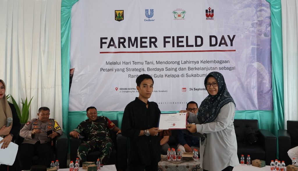 Penyerahan Sertifikat Kelulusan SLKN lagi