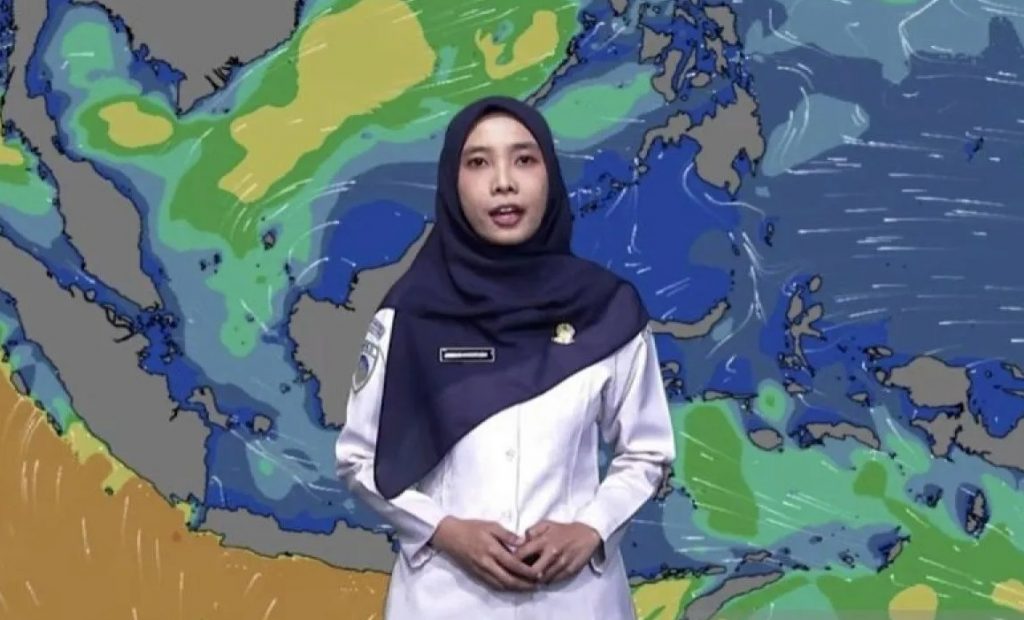Prakirawan BMKG Sekar Anggraeni saat menyampaikan informasi peringatan dini tinggi gelombang air laut dan potensi banjir rob melalui siaran resmi di akun Instagram BMKG. (Andi Firdaus).