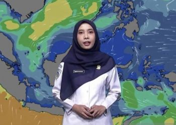 Prakirawan BMKG Sekar Anggraeni saat menyampaikan informasi peringatan dini tinggi gelombang air laut dan potensi banjir rob melalui siaran resmi di akun Instagram BMKG. (Andi Firdaus).
