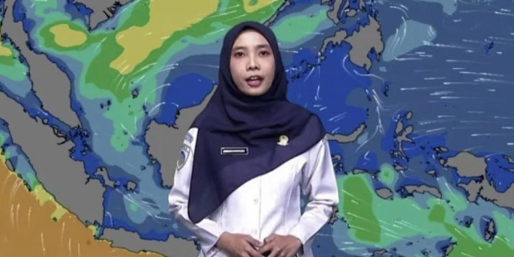 Prakirawan BMKG Sekar Anggraeni saat menyampaikan informasi peringatan dini tinggi gelombang air laut dan potensi banjir rob melalui siaran resmi di akun Instagram BMKG. (Andi Firdaus).