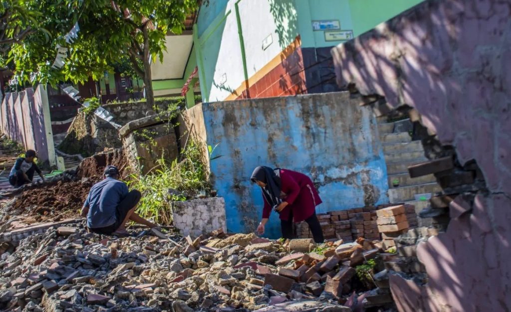 Guru bersama warga membersihkan puing pagar yang roboh pascagempa di SDN Tipar Padalarang, Padalarang, Kabupaten Bandung Barat, Jawa Barat, Senin (16/9/2024). (Abdan Syakura)