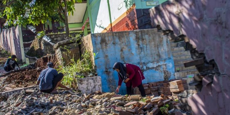 Guru bersama warga membersihkan puing pagar yang roboh pascagempa di SDN Tipar Padalarang, Padalarang, Kabupaten Bandung Barat, Jawa Barat, Senin (16/9/2024). (Abdan Syakura)