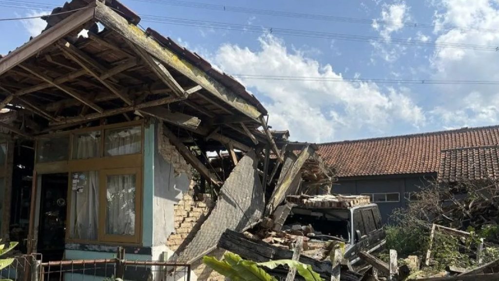 Kondisi salah satu rumah yang rusak cukup parah pascagempa di Kabupaten Bandung, Jawa Barat, Rabu (18/9/2024). (Rubby Jovan)