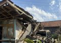 Kondisi salah satu rumah yang rusak cukup parah pascagempa di Kabupaten Bandung, Jawa Barat, Rabu (18/9/2024). (Rubby Jovan)