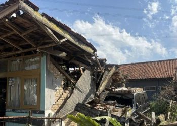 Kondisi salah satu rumah yang rusak cukup parah pascagempa di Kabupaten Bandung, Jawa Barat, Rabu (18/9/2024). (Rubby Jovan)