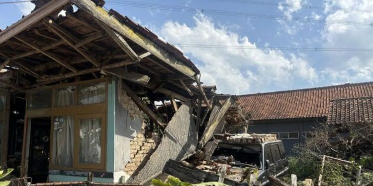 Kondisi salah satu rumah yang rusak cukup parah pascagempa di Kabupaten Bandung, Jawa Barat, Rabu (18/9/2024). (Rubby Jovan)