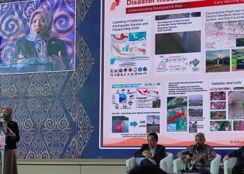 Periset Pusat Riset Kebencanaan Geologi BRIN Nuraini Rahma Hanifa memaparkan inovasi teknologi kebencanaan dalam event Asia Disaster Management and Civil Protection Expo, Conference (ADEXCO) dan Global Forum for Sustainable Resilience (GFSR) di JIExpo, Kemayoran, Jakarta, Kamis (12/9/2024) (ANTARA/M Riezko Bima Elko Prasetyo)
