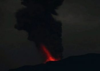 Gunung Ibu di Kabupaten Halmahera Barat semburkan lava pijar yang teramati dengan ketinggian 300 meter, Jumat (20/9/2024).