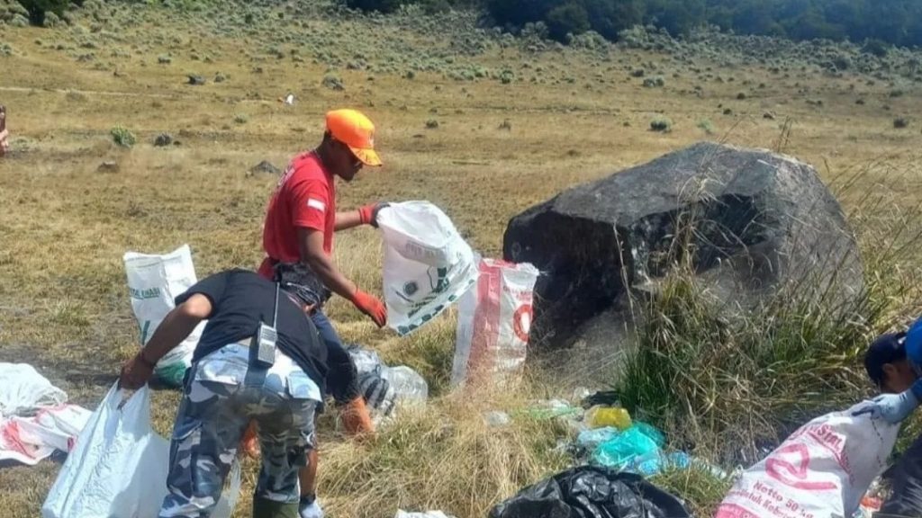 Relawan Basecamp Sauyunan Gunung Gede-Pangrango, Cianjur, Jawa Barat, melakukan operasi bersih sampah dari jalur pendakian hingga puncak gunung. (Ahmad Fikri)