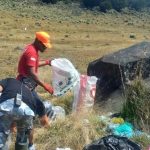 Relawan Basecamp Sauyunan Gunung Gede-Pangrango, Cianjur, Jawa Barat, melakukan operasi bersih sampah dari jalur pendakian hingga puncak gunung. (Ahmad Fikri)