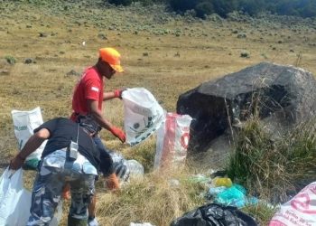 Relawan Basecamp Sauyunan Gunung Gede-Pangrango, Cianjur, Jawa Barat, melakukan operasi bersih sampah dari jalur pendakian hingga puncak gunung. (Ahmad Fikri)