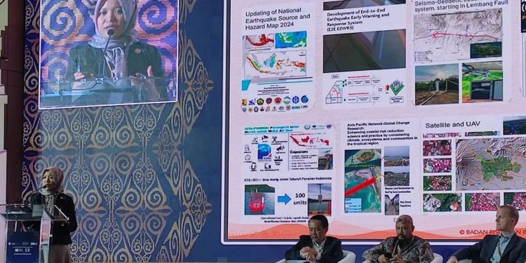 Periset Pusat Riset Kebencanaan Geologi BRIN Nuraini Rahma Hanifa memaparkan inovasi teknologi kebencanaan dalam event Asia Disaster Management and Civil Protection Expo, Conference (ADEXCO) dan Global Forum for Sustainable Resilience (GFSR) di JIExpo, Kemayoran, Jakarta, Kamis (12/9/2024) (ANTARA/M Riezko Bima Elko Prasetyo)
