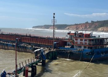 Kapal Pengeruk Pasir Laut Ilegal di Bengkulu Ditahan