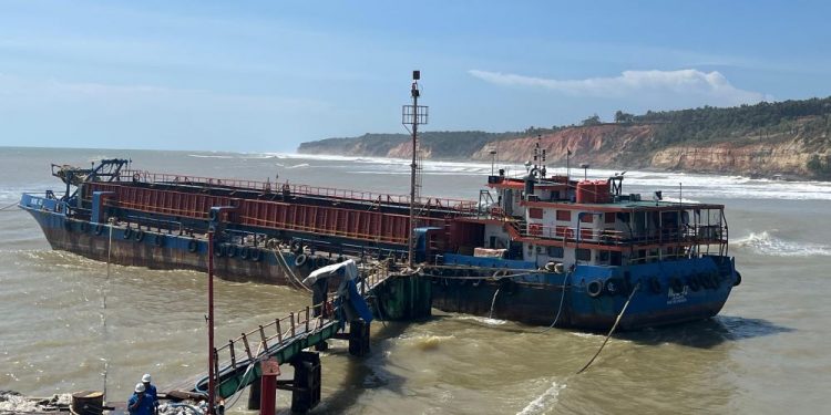 Kapal Pengeruk Pasir Laut Ilegal di Bengkulu Ditahan
