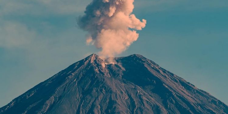 Gunung Semeru 2 Kali Erupsi pada Sabtu Pagi