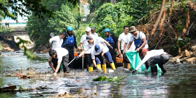 Menteri LH Pimpin Langsung Aksi Bersih Sungai di Jakarta