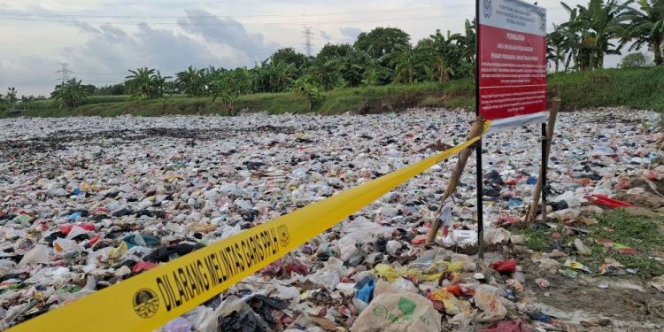 Sungai Cikarang Ditimbun Sampah Plastik, Pelaku Terancam Pidana