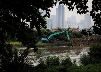 Mitigasi Banjir, Jakarta Keruk 1 Juta Meter Kubik Sedimen dari Sungai