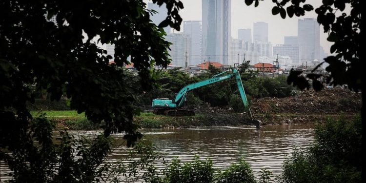 Mitigasi Banjir, Jakarta Keruk 1 Juta Meter Kubik Sedimen dari Sungai