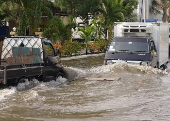 Jakarta Utara Dilanda Banjir Rob, Aktivitas Warga Lumpuh