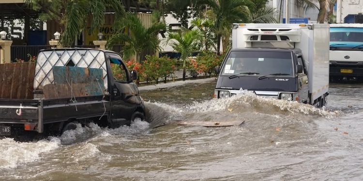 Jakarta Utara Dilanda Banjir Rob, Aktivitas Warga Lumpuh