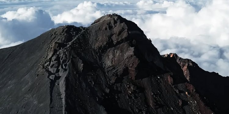 Tahun Baru 2025, Wisata Alam Gunung Rinjani Ditutup