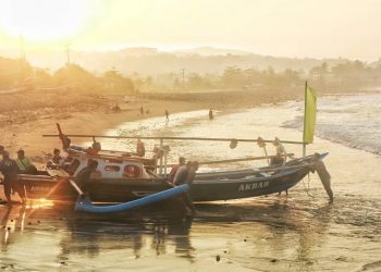 Wilayah Pesisir Sukabumi Diterjang Gelombang Pasang