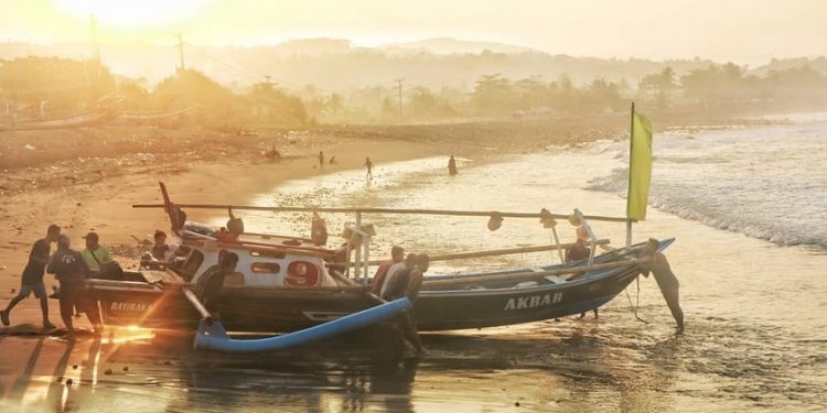 Wilayah Pesisir Sukabumi Diterjang Gelombang Pasang