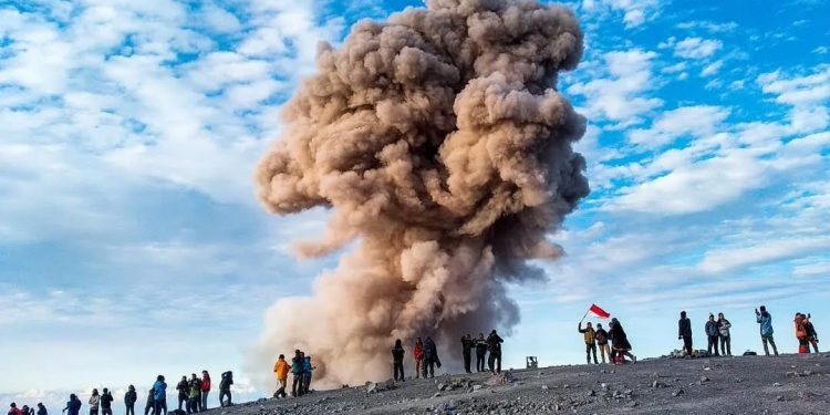 Wisata Alam Gunung Semeru Kembali Dibuka