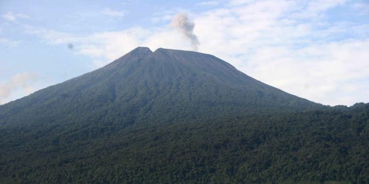 Aktivitas Vulkanik Gunung Slamet Meningkat, Radius 2 Kilometer Berbahaya
