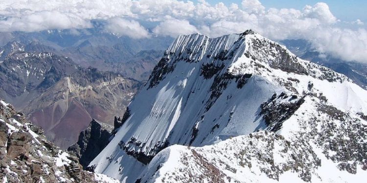 Pemanasan Global, Salju di Puncak Cartenz Terus Mencair