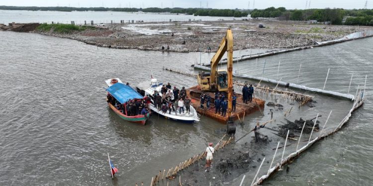 Pagar Laut Ilegal di Bekasi Dibongkar, PT. TRPN Terancam Sanksi