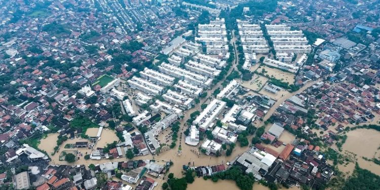 Kota Bekasi Lumpuh Diterjang Banjir