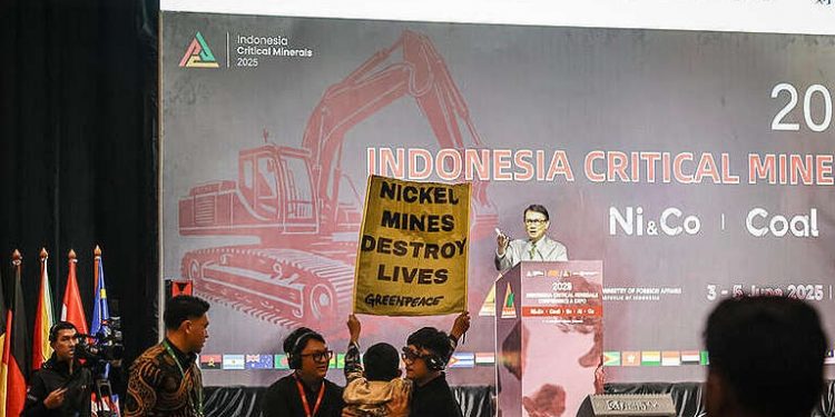 Save Raja Ampat, Aksi Greenpeace Warnai Konferensi Nikel Internasional di Jakarta