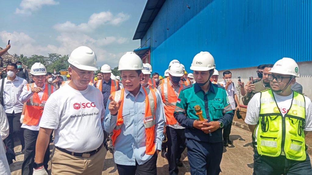 Menteri Lingkungan Hidup, Hanif Faisol Nurofiq (kedua dari kiri) saat peninjauan fasilitas Refuse Derived Fuel (RDF) di Tempat Pengolahan Sampah Akhir (TPSA) Cimenteng, Kabupaten Sukabumi, Jawa Barat, Kamis 31 Juli 2025. (Foto : Budiyanto)