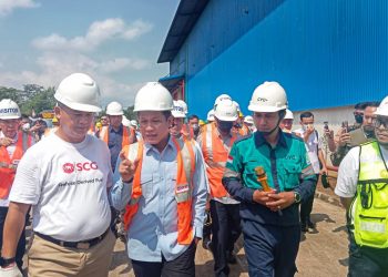 Menteri Lingkungan Hidup, Hanif Faisol Nurofiq (kedua dari kiri) saat peninjauan fasilitas Refuse Derived Fuel (RDF) di Tempat Pengolahan Sampah Akhir (TPSA) Cimenteng, Kabupaten Sukabumi, Jawa Barat, Kamis 31 Juli 2025. (Foto : Budiyanto)