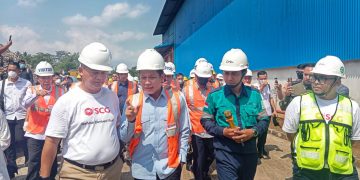 Menteri Lingkungan Hidup, Hanif Faisol Nurofiq (kedua dari kiri) saat peninjauan fasilitas Refuse Derived Fuel (RDF) di Tempat Pengolahan Sampah Akhir (TPSA) Cimenteng, Kabupaten Sukabumi, Jawa Barat, Kamis 31 Juli 2025. (Foto : Budiyanto)