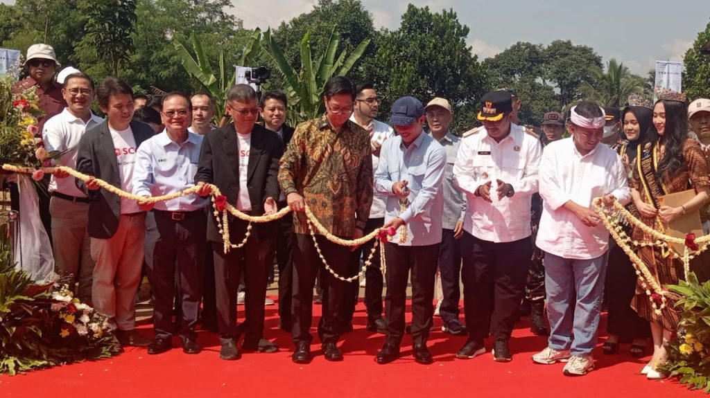 Menteri Lingkungan Hidup, Hanif Faisol Nurofiq (ketiga kanan) mengguting pita dalam peresmian RDF di TPSA Cimenteng, Kabupaten Sukabumi, Jawa Barat, Kamis 31 Juli 2025. (Foto : Budiyanto)