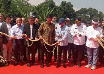 Menteri Lingkungan Hidup, Hanif Faisol Nurofiq (ketiga kanan) mengguting pita dalam peresmian RDF di TPSA Cimenteng, Kabupaten Sukabumi, Jawa Barat, Kamis 31 Juli 2025. (Foto : Budiyanto)