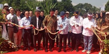 Menteri Lingkungan Hidup, Hanif Faisol Nurofiq (ketiga kanan) mengguting pita dalam peresmian RDF di TPSA Cimenteng, Kabupaten Sukabumi, Jawa Barat, Kamis 31 Juli 2025. (Foto : Budiyanto)