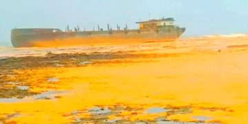 Gili Iyang Tercemar Minyak hingga Meracuni Paru-Paru Dunia