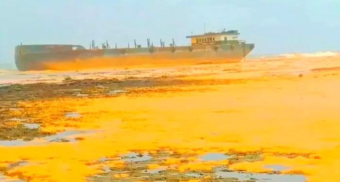 Gili Iyang Tercemar Minyak hingga Meracuni Paru-Paru Dunia